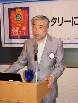 お礼を述べ、ボランティア活動を紹介する山崎学長